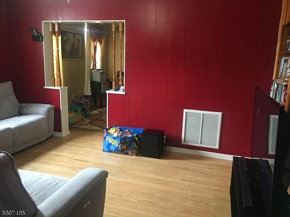 4th image of 34 Oakwood Ave