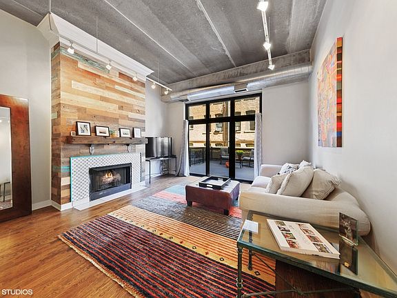 3rd image of 1635 W Belmont Ave #205