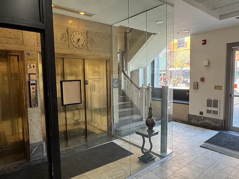 329 on Main — Photo 8