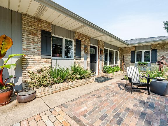 3rd image of 2585 Lake Bluff Ter