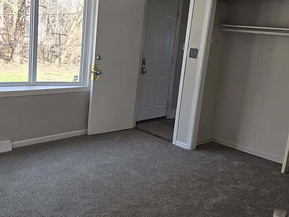 5th image of 910 E 48th Pl