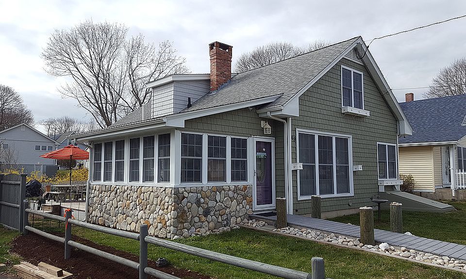 3 Minute walk to the beach!