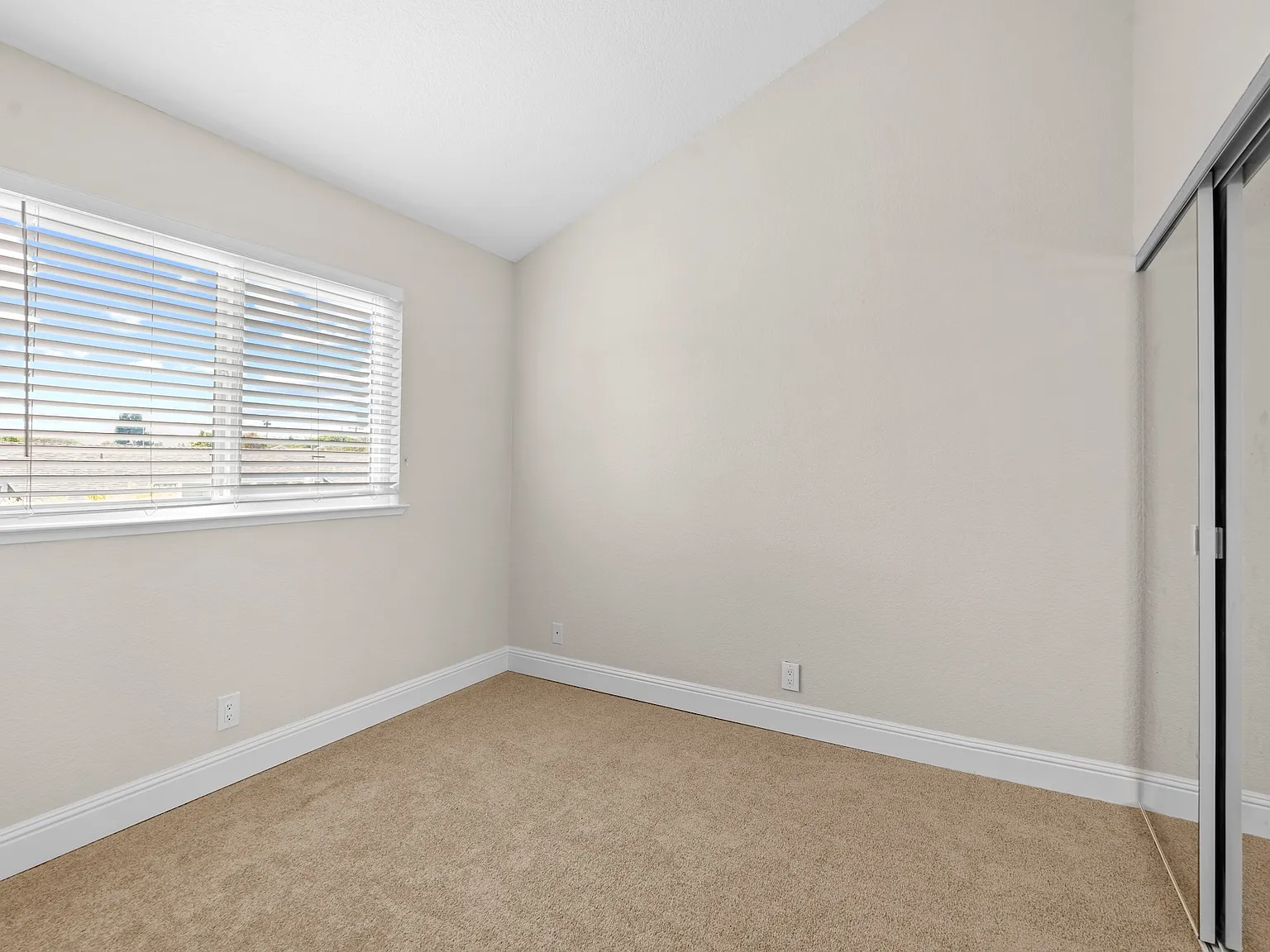 3 bed, 2.5 bath, 1222 sqft, $4,300 — Photo 1