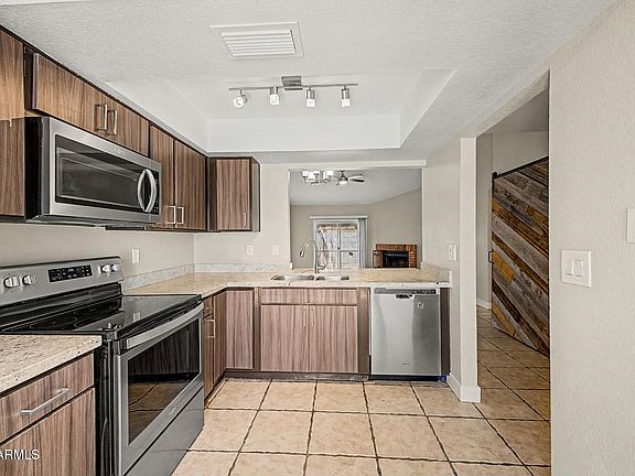 3rd image of 302 N SYCAMORE -- #22