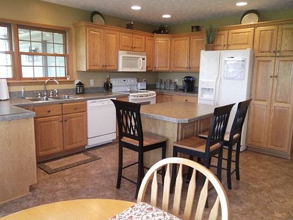 3rd image of 1135 Hillcrest Dr