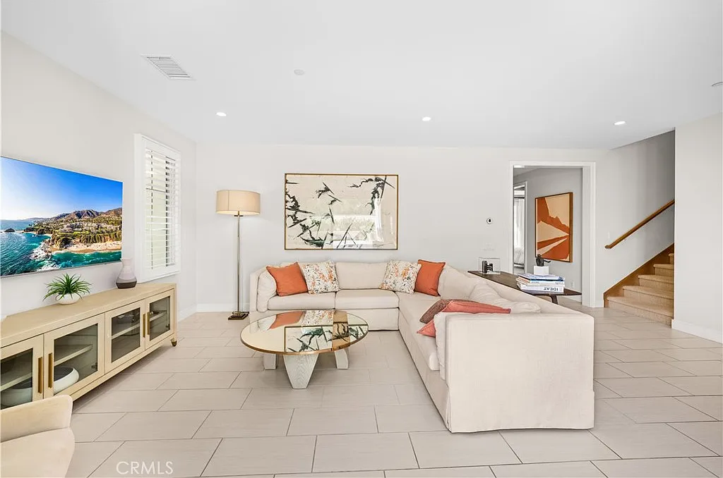 4 bed, 2424 sqft, $7,800 — Photo 2