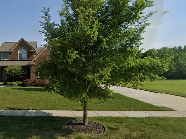 52590 Aspen Dr, South Lyon, MI 48178