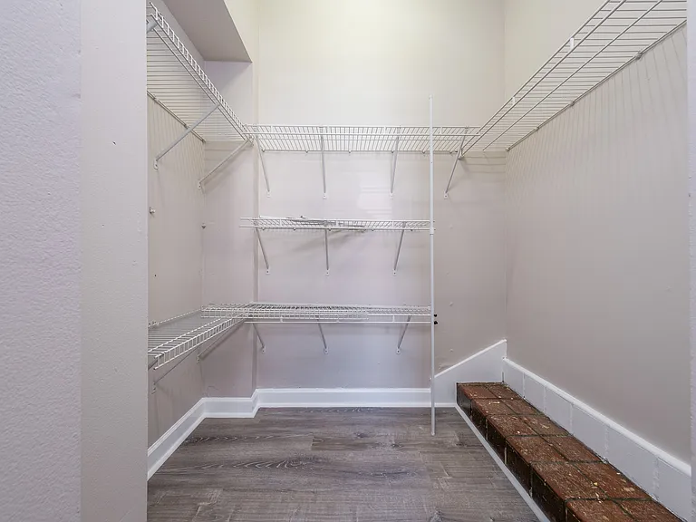 738 w Briar — Photo 15