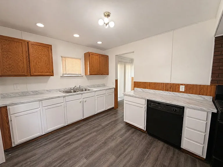 1455 Oak St — Photo 5