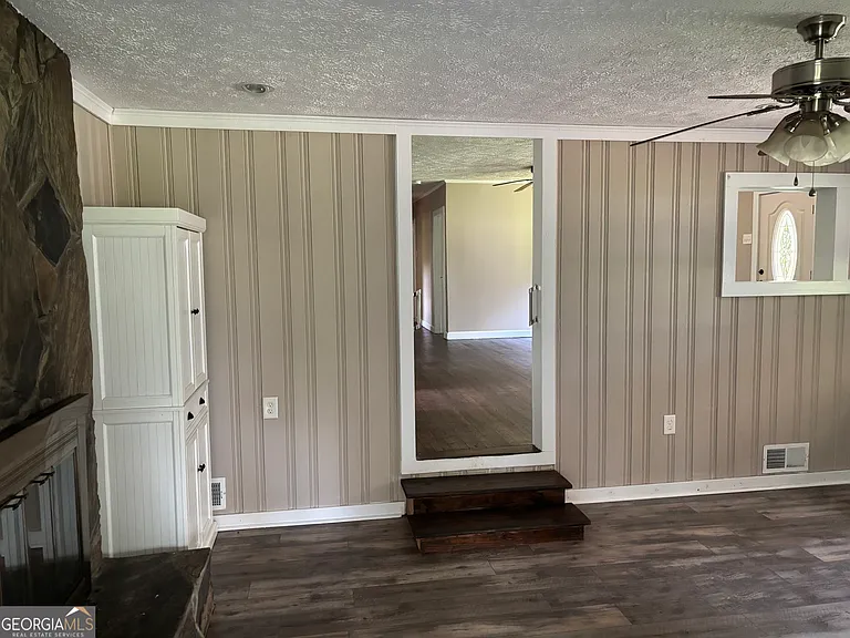 1402 Dewey St — Photo 37