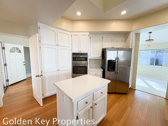 3rd image of 837 Muirfield Dr
