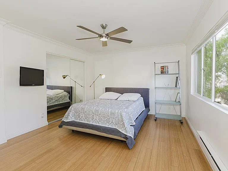 1154 S Barrington Ave — Photo 7