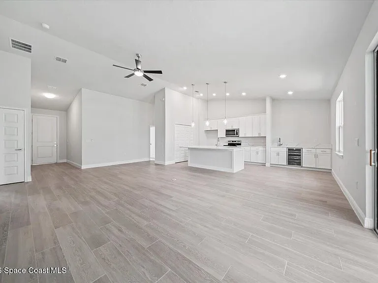 407 Cellini Ave NE — Photo 7