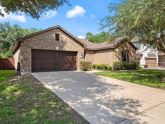 4th image of 320 Island Oak Dr