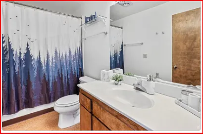 bathroom w/ tub