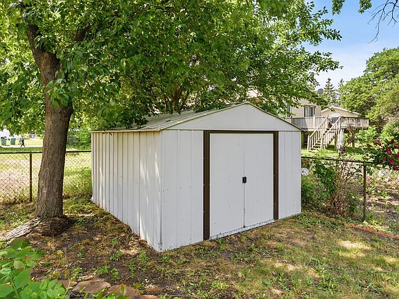 3rd image of 8009 Vincent Cir N