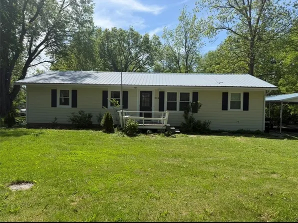 104 W Birch Dr, Windsor, MO 65360