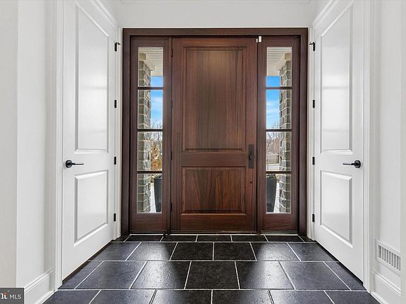 4th image of 26 Rue St