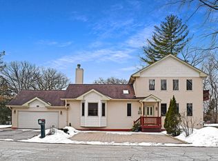 682 S Circle Ave, Barrington, IL 60010