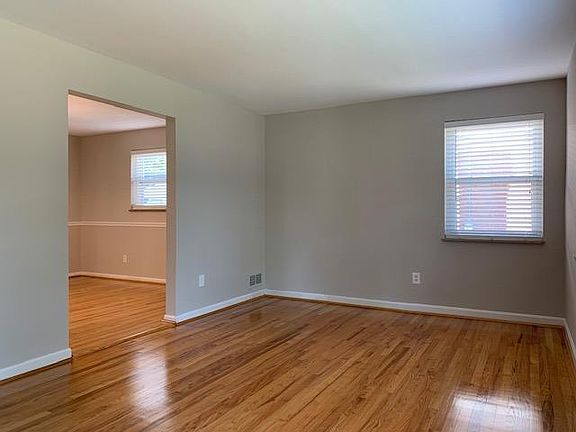 3rd image of 7903 Greenbriar Ln