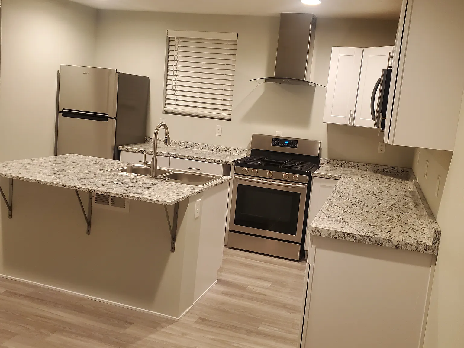 2 bed, 900 sqft, $1,900 — Photo 2