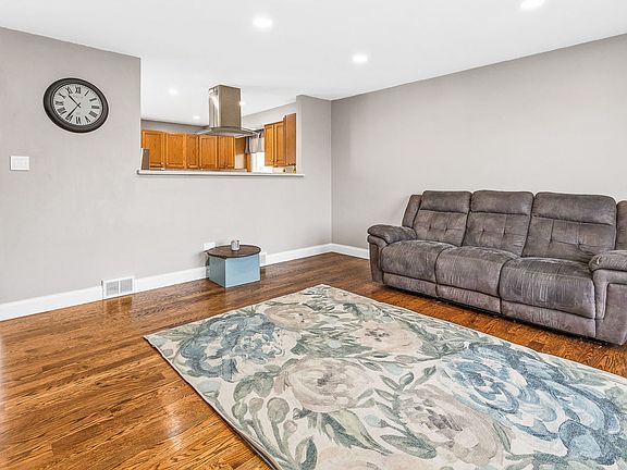 4th image of 16625 Paxton Ave