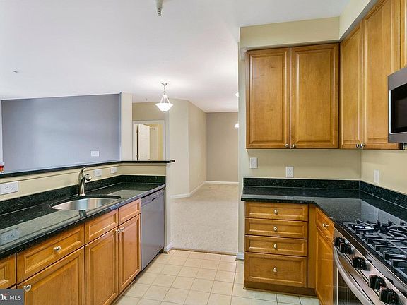 5th image of 801 S Greenbrier St APT 319