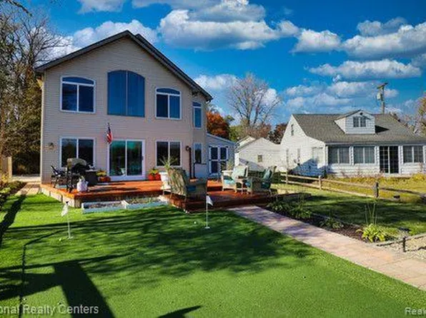 8819 Lagoon Dr, Brighton, MI 48116