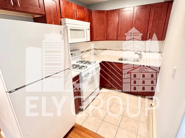 110 Fayette St APT 2, Lowell, MA 01852