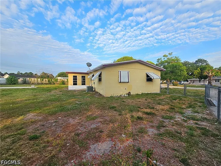 423 Morgan Cir S — Photo 28