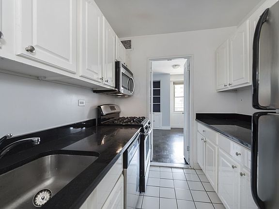 2nd image of 35 E 35th St Ph D