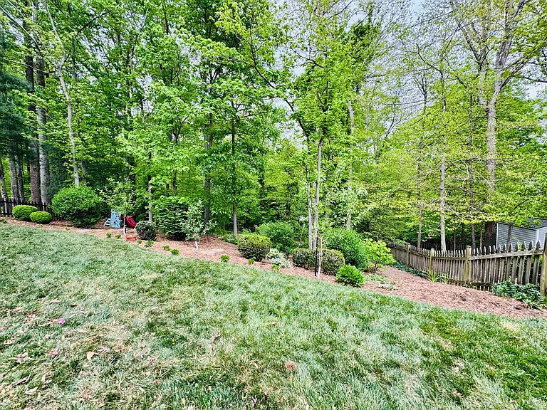 12525 Hedges Run Dr — Photo 8