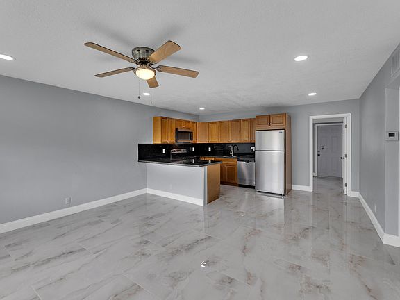 3rd image of 800-802 SW 6th Court