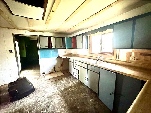 3rd image of 1011 Broadway St