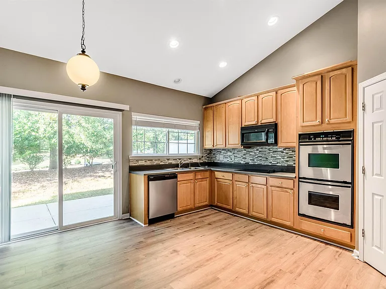 12215 Fox Valley St — Photo 6