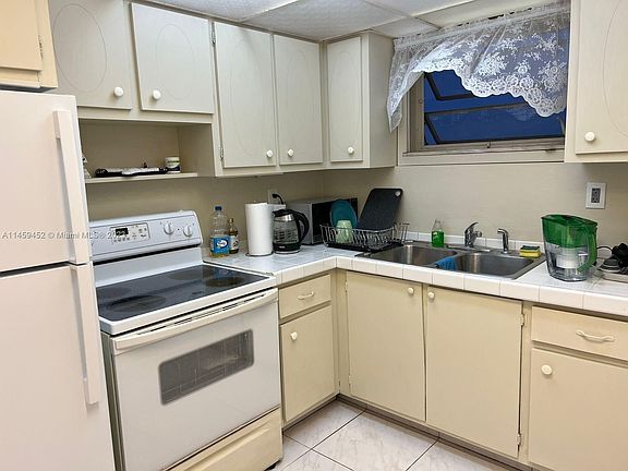 3rd image of 1750 NE 191st St APT 523-F
