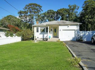 185 E Parkview Dr, Shirley, NY 11967