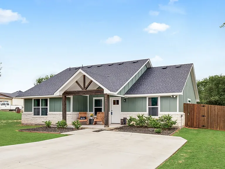 2601 Houston Ct — Photo 4