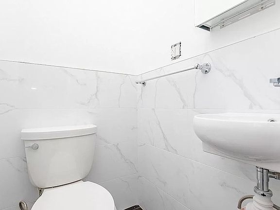 3rd image of 475 Chauncey St APT 2R