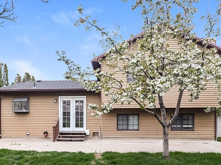 149 N 400 W — Photo 18