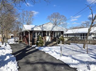 27 Maplewood Ave, Selden, NY 11784