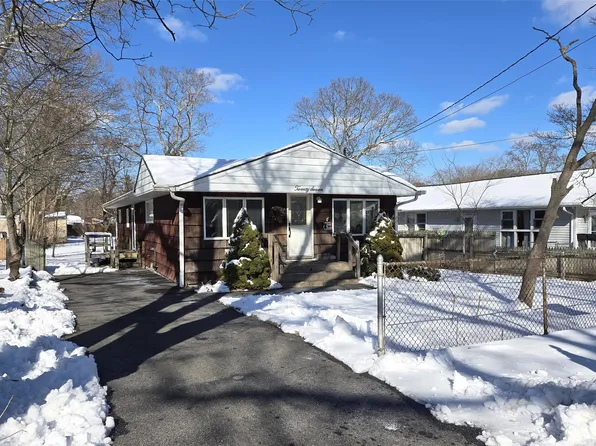 27 Maplewood Avenue, Selden, NY 11784
