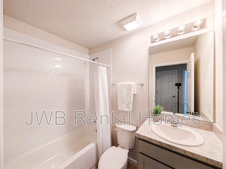 112 W 25th St — Photo 10