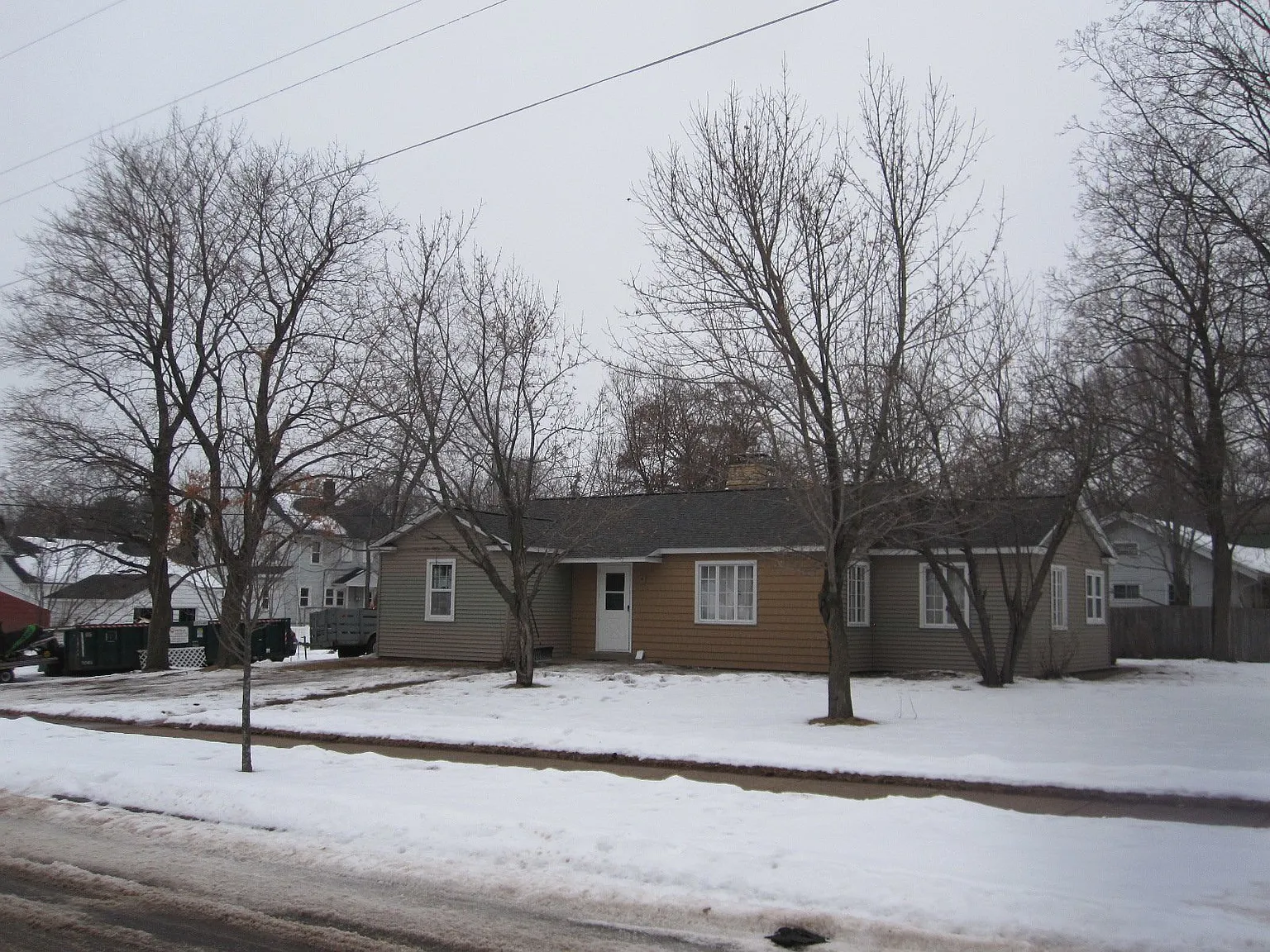 3 bed, 1.0 bath, 1318 sqft, $520 — Photo 2