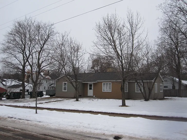 710 Summit Ave — Photo 2