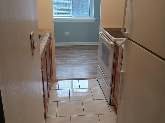 4th image of 3825 N Pine Grove Ave #3222