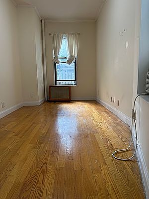 4th image of 70 W 106th St
