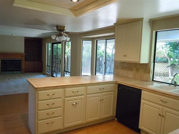 4th image of 1265 Grand River Dr