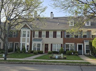 1047 Cumberland Ct, Mahwah, NJ 07430