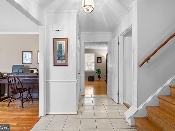 4th image of 18557 Queen Elizabeth Dr